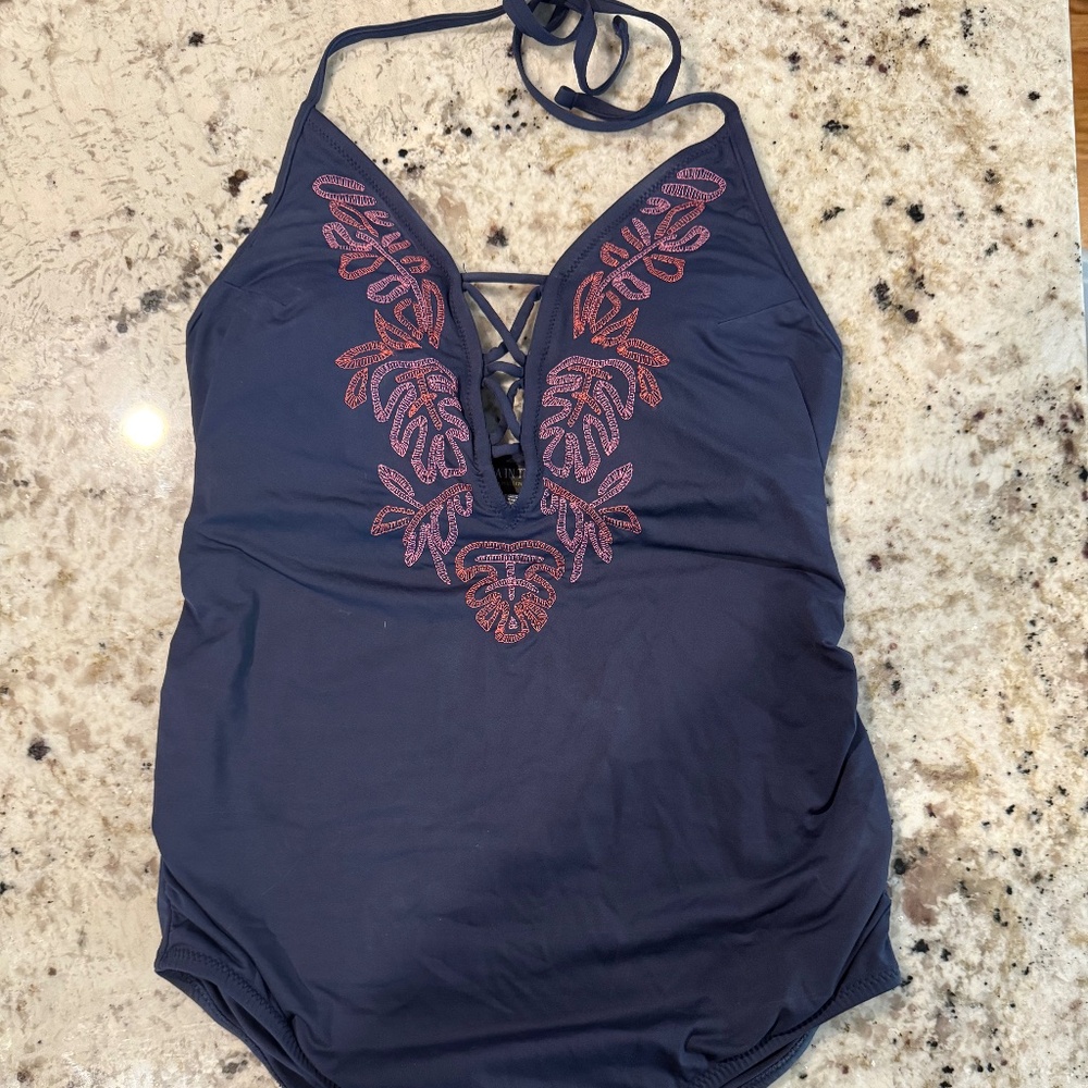 *GENTLY WORN* A Pea in the Pod Size S Embroidered Lace-Front Maternity Swimsuit